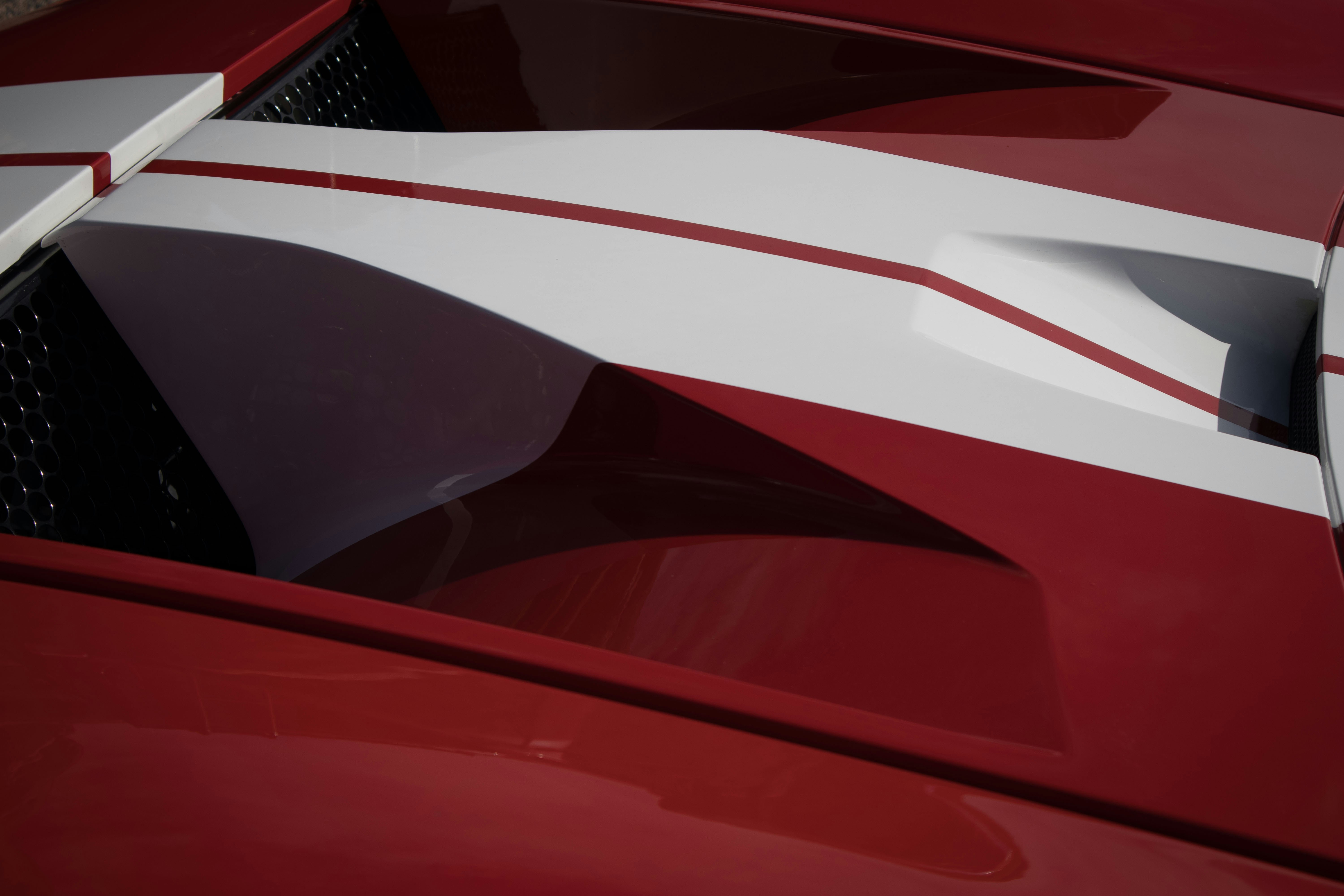 Nahaufnahme der Motorhaube eines roten Sportwagens