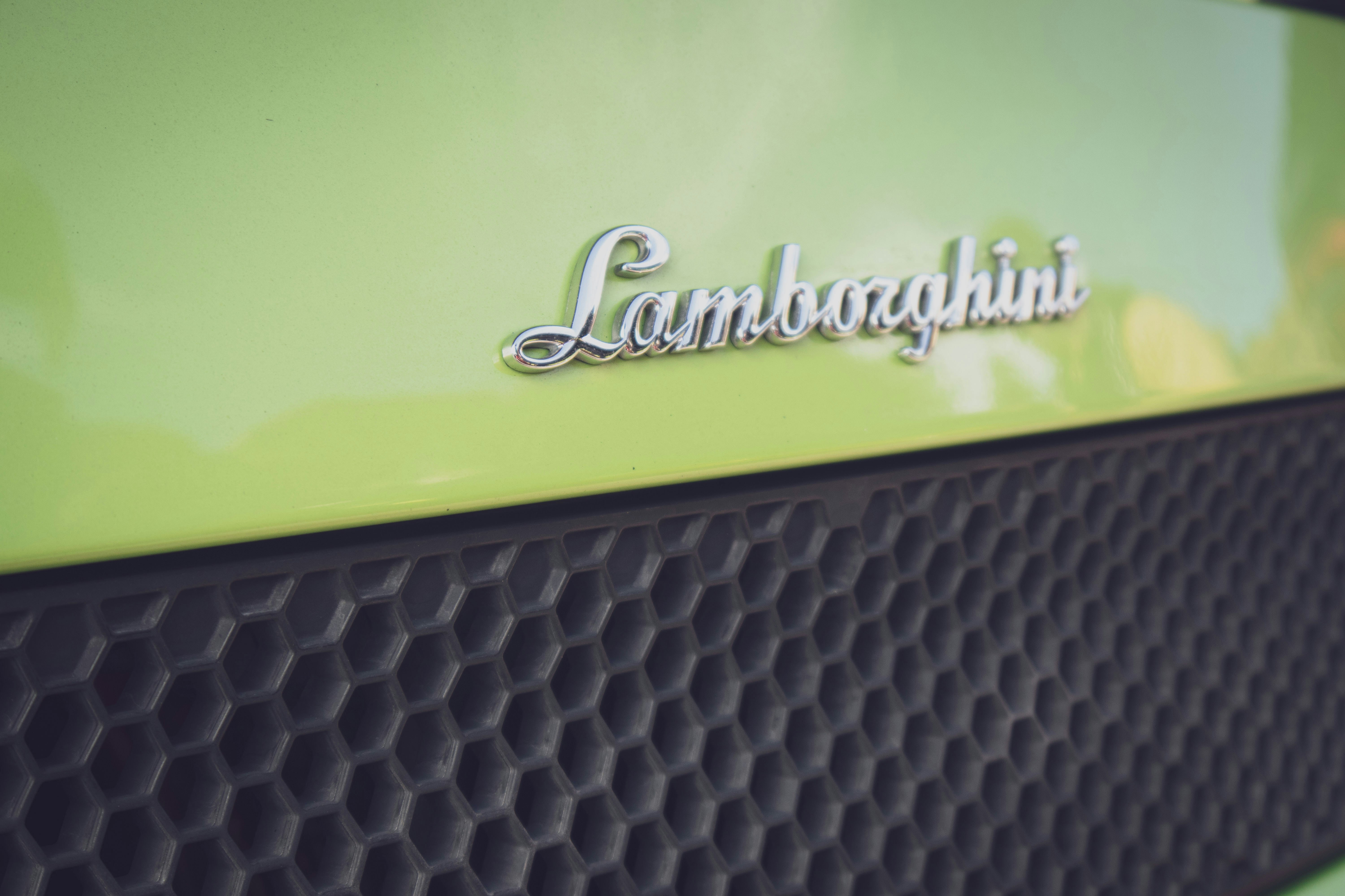 Lamborghini Urus Performante wallpaper, dynamic street wallpaper, luxury SUV wallpaper, aggressive car wallpaper, ilustrasi artikel Lamborghini Urus Performante: Unleash Super SUV Wallpaper Power 2