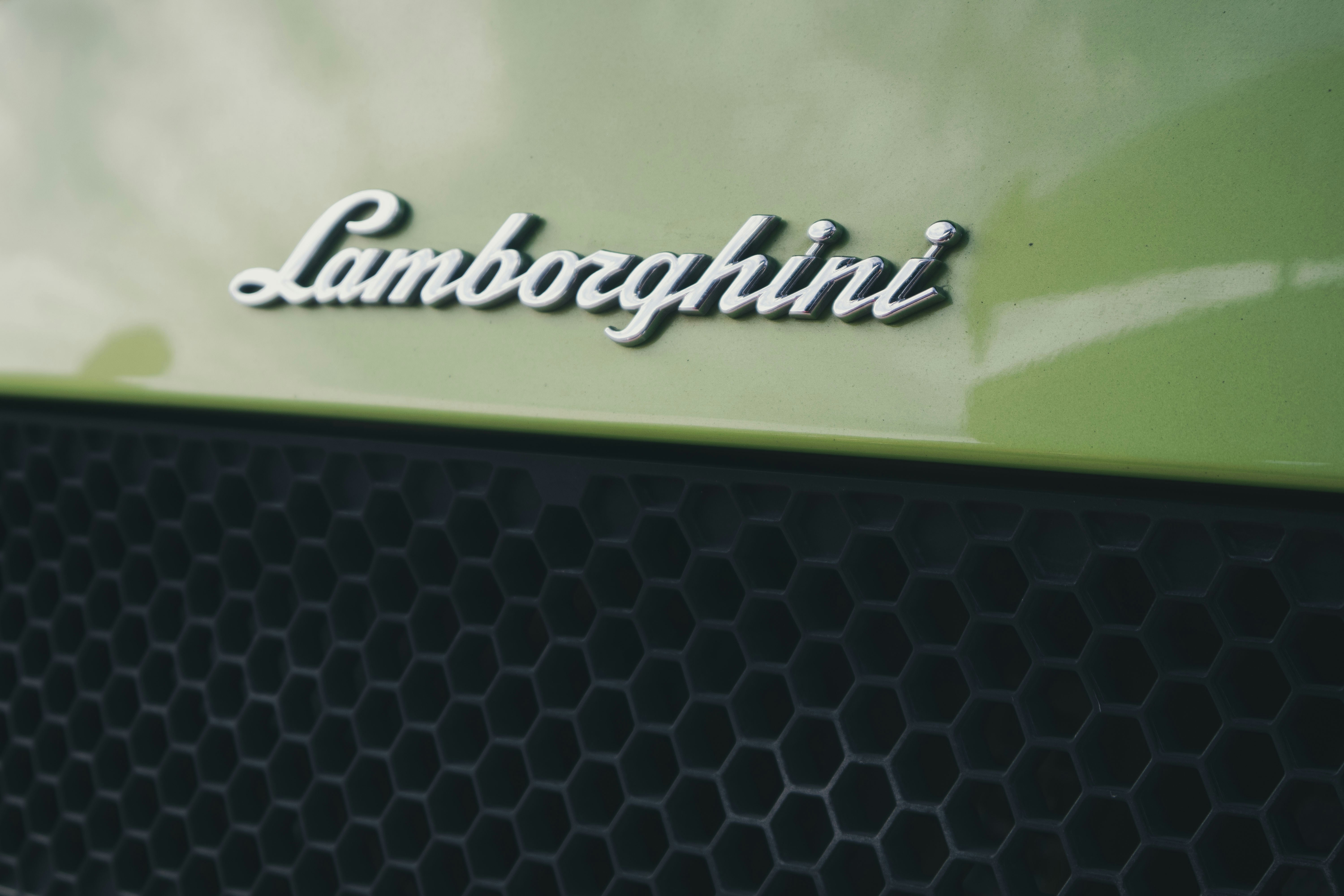 Lamborghini Urus Performante wallpaper, dynamic street wallpaper, luxury SUV wallpaper, aggressive car wallpaper, ilustrasi artikel Lamborghini Urus Performante: Unleash Super SUV Wallpaper Power 1