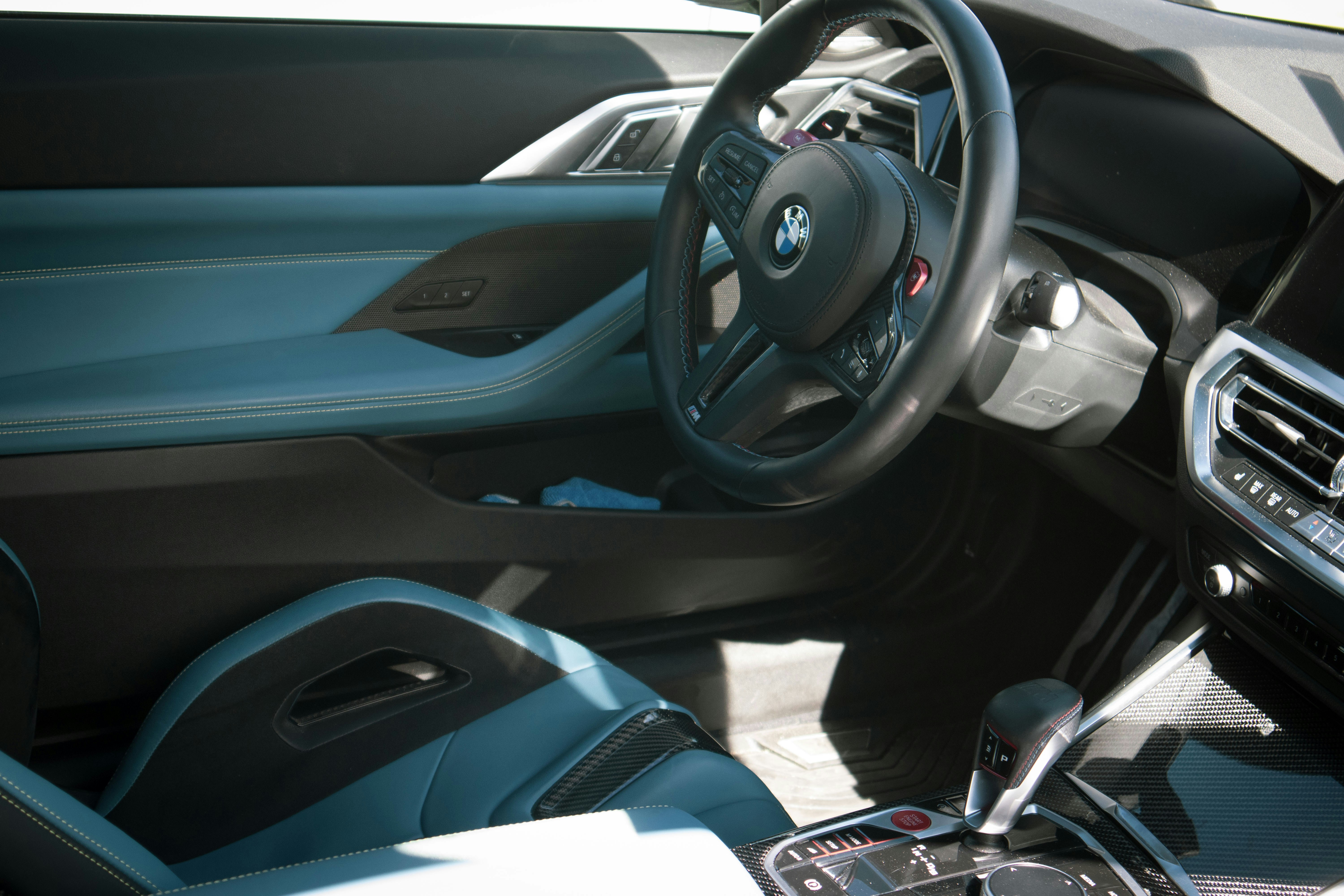 der Innenraum eines Autos mit Lenkrad und Armaturenbrett