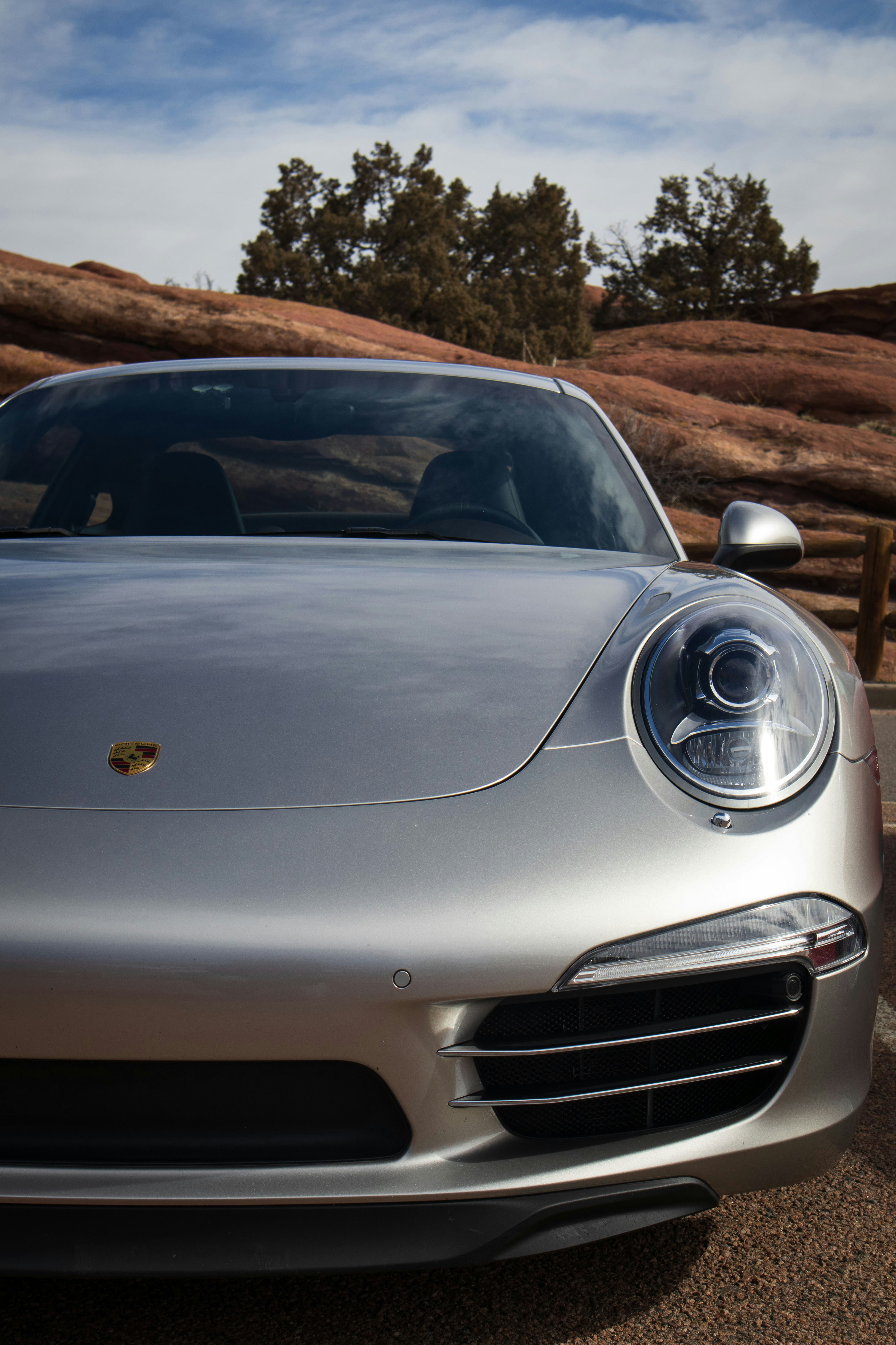 Ein silberner Sportwagen auf einem Parkplatz geparkt