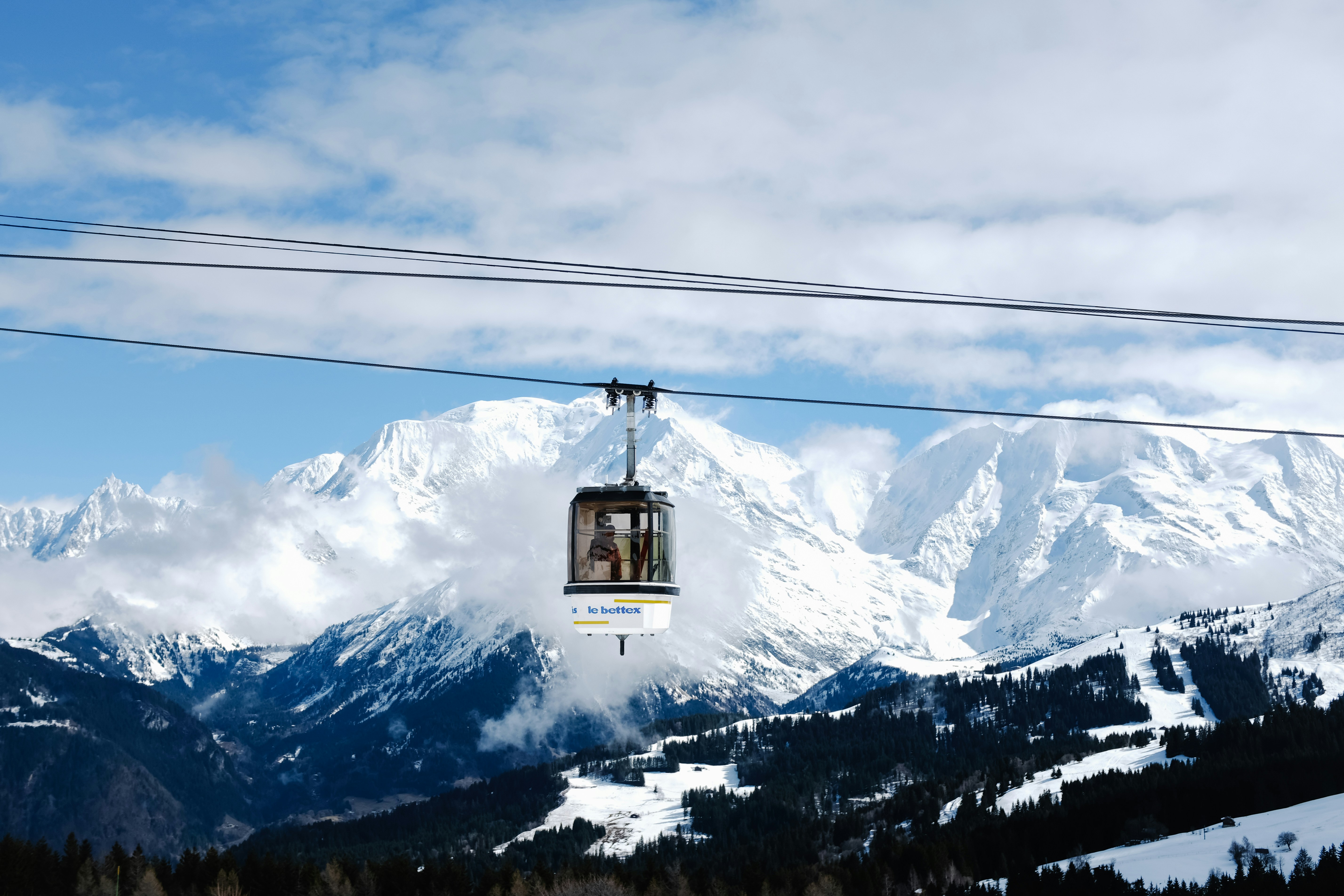 Photo by adrienolichon