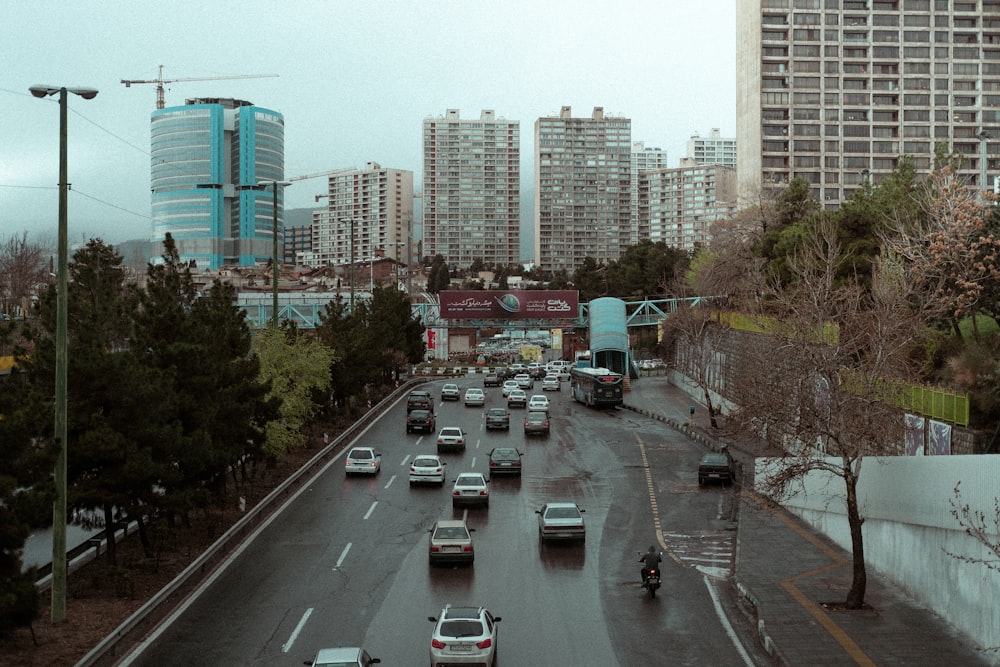 Una calle de la ciudad llena de mucho tráfico junto a edificios altos