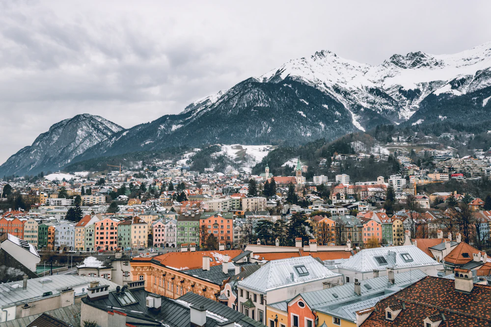 Widok na Innsbruck z górami w tle