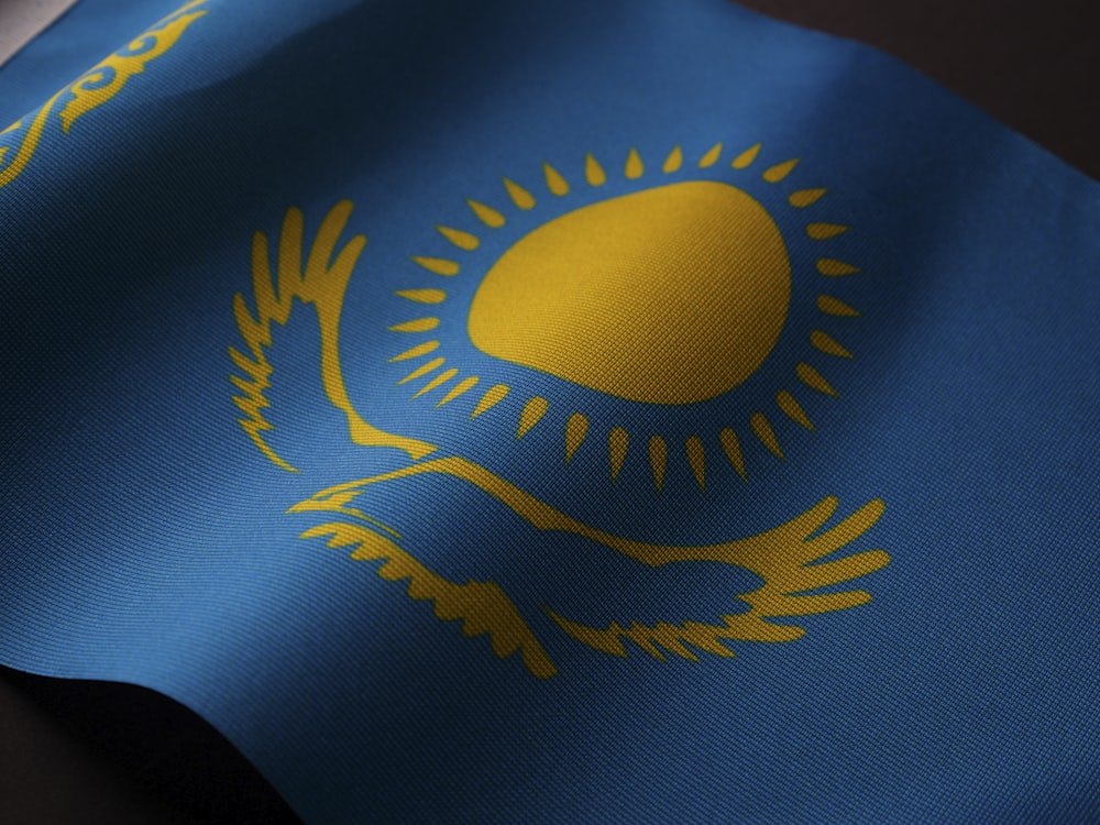 Un primo piano della bandiera dello stato del Kazakistan