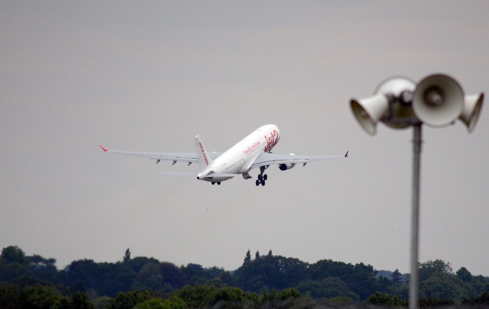 Un gran avión volando a través de un cielo nublado