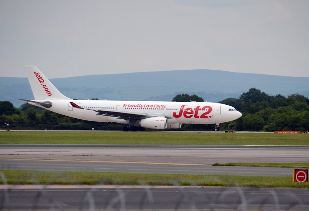 Ein großer Jetliner auf einer Start- und Landebahn eines Flughafens