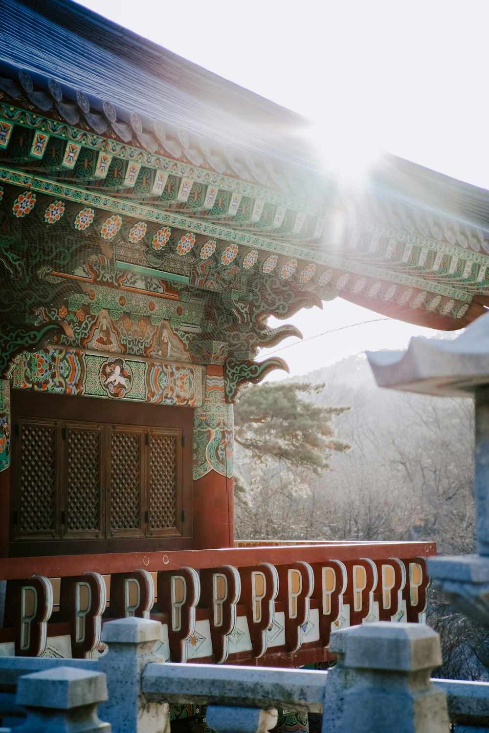 the sun shines brightly through the roof of a building