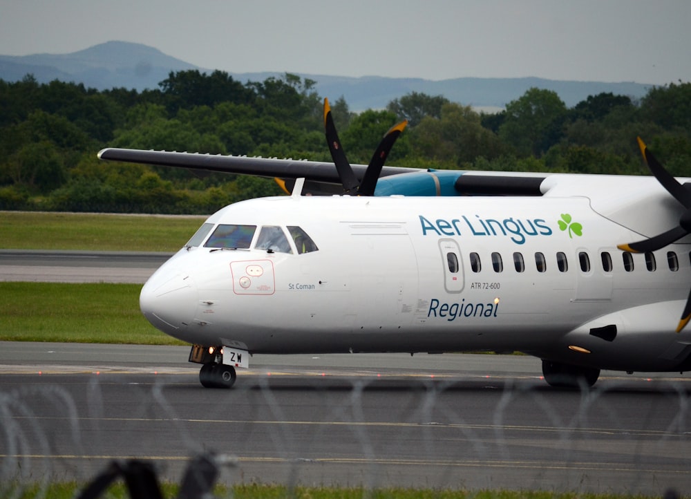 Ein großer Jetliner auf einer Start- und Landebahn eines Flughafens