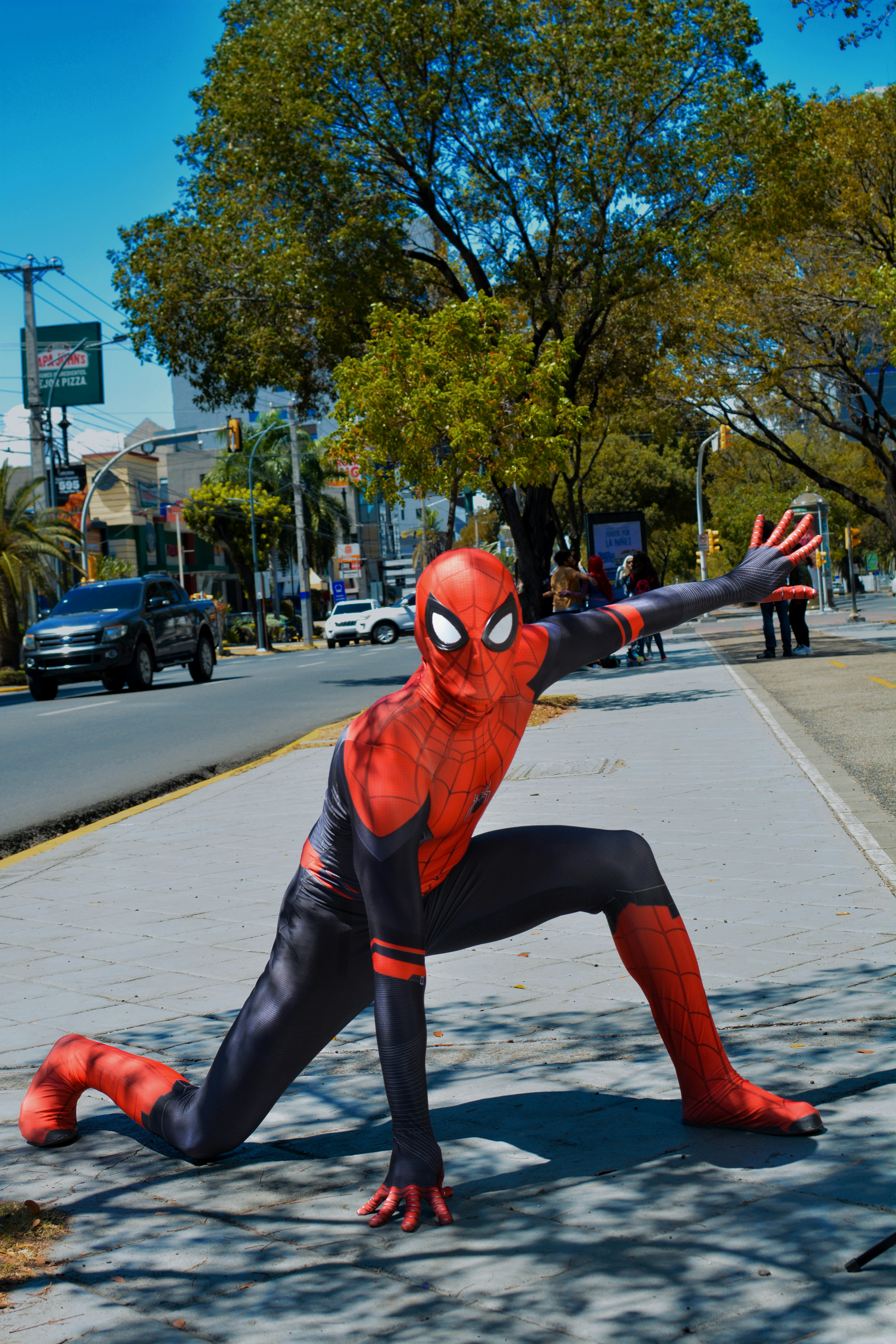 Seorang pria berkostum Spider Man sedang melakukan trik