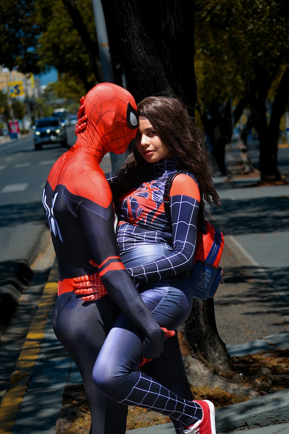 Una donna in un costume di Spiderman che abbraccia un uomo foto – Persona  Immagine gratuita su Unsplash