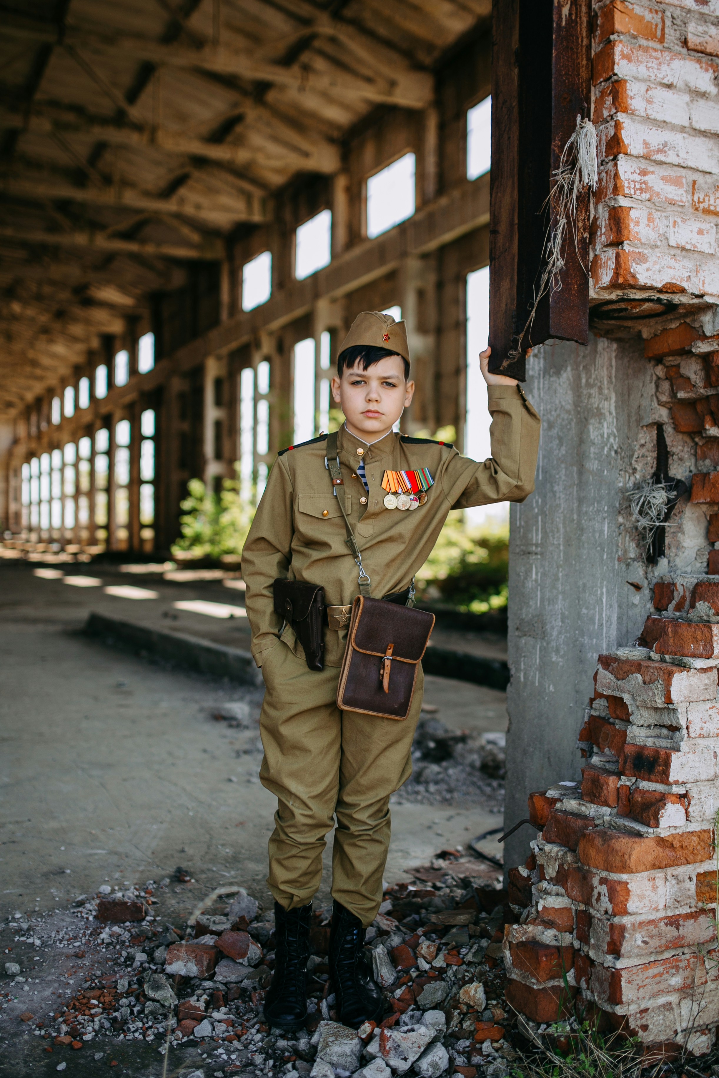 Seorang anak laki-laki mengenakan seragam militer