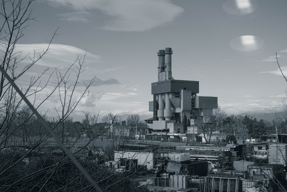 uma foto em preto e branco de uma fábrica