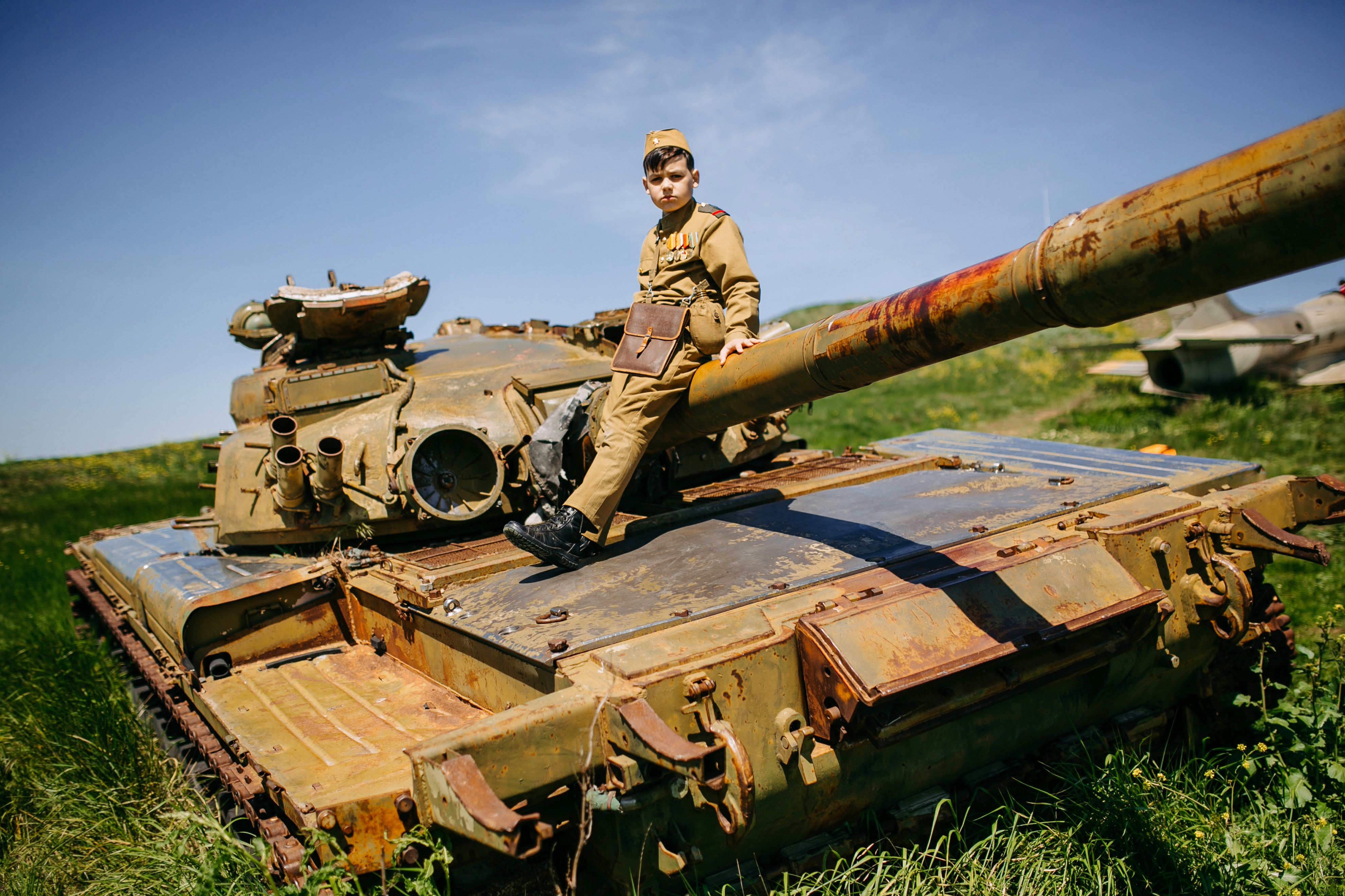Мальчик в форме ВОВ. Военная техника