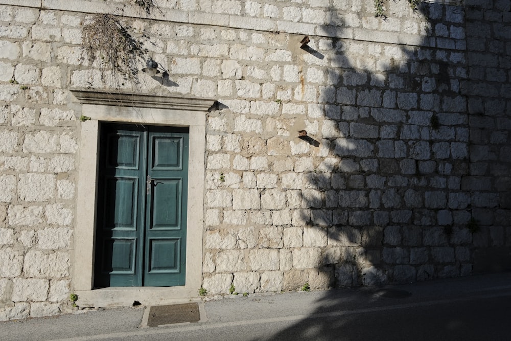 uma sombra de uma árvore ao lado de um edifício