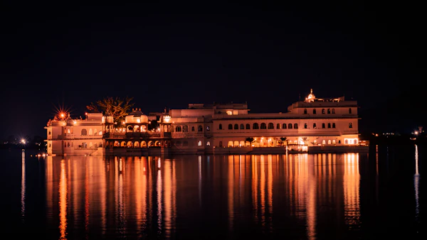 Lake Palace on Lake Pichola in Udaipur — standard caravan rental Rajasthan