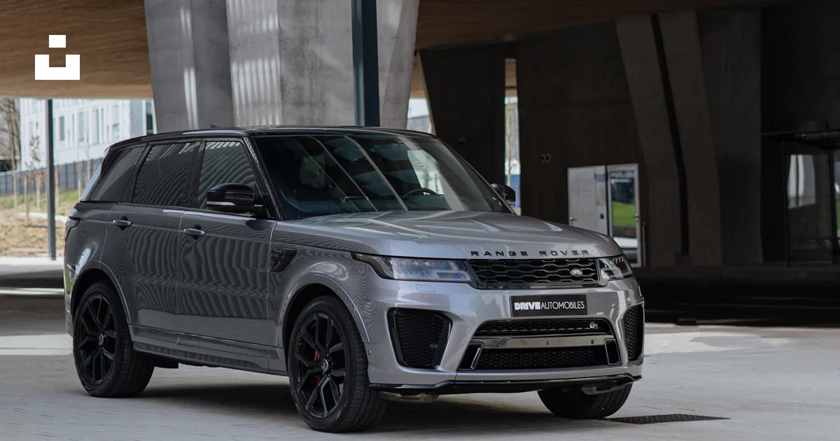 A silver range rover parked in front of a building photo – Free France ...