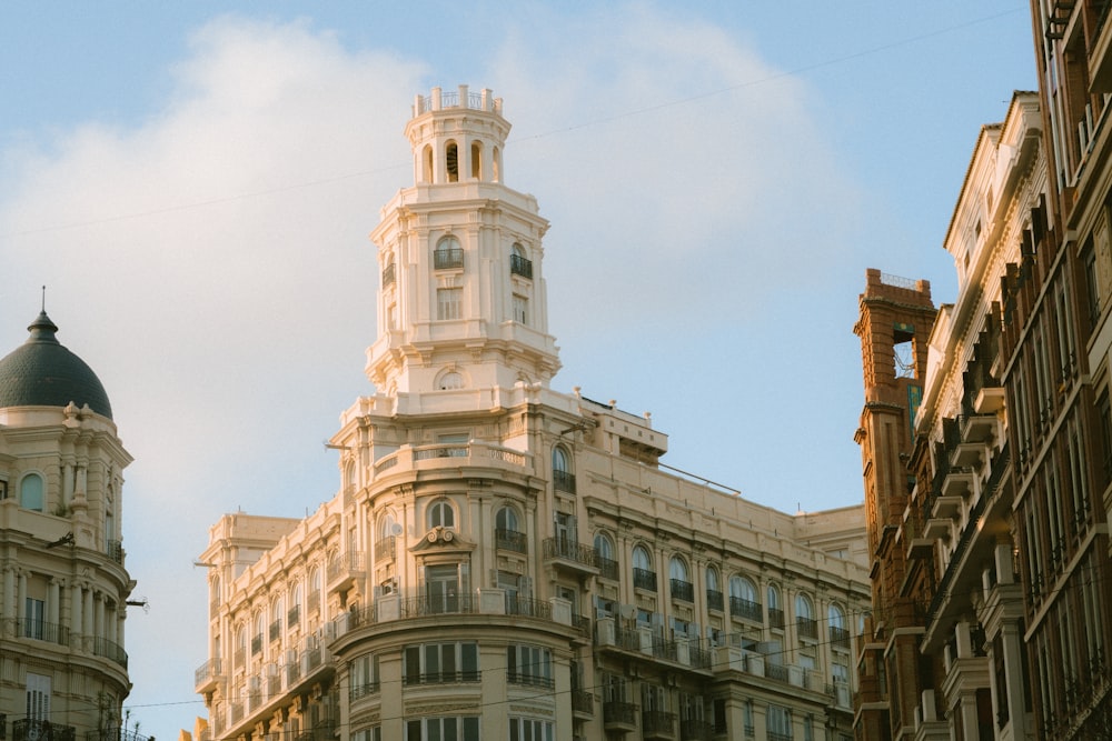 Un edificio alto con un reloj en la parte superior