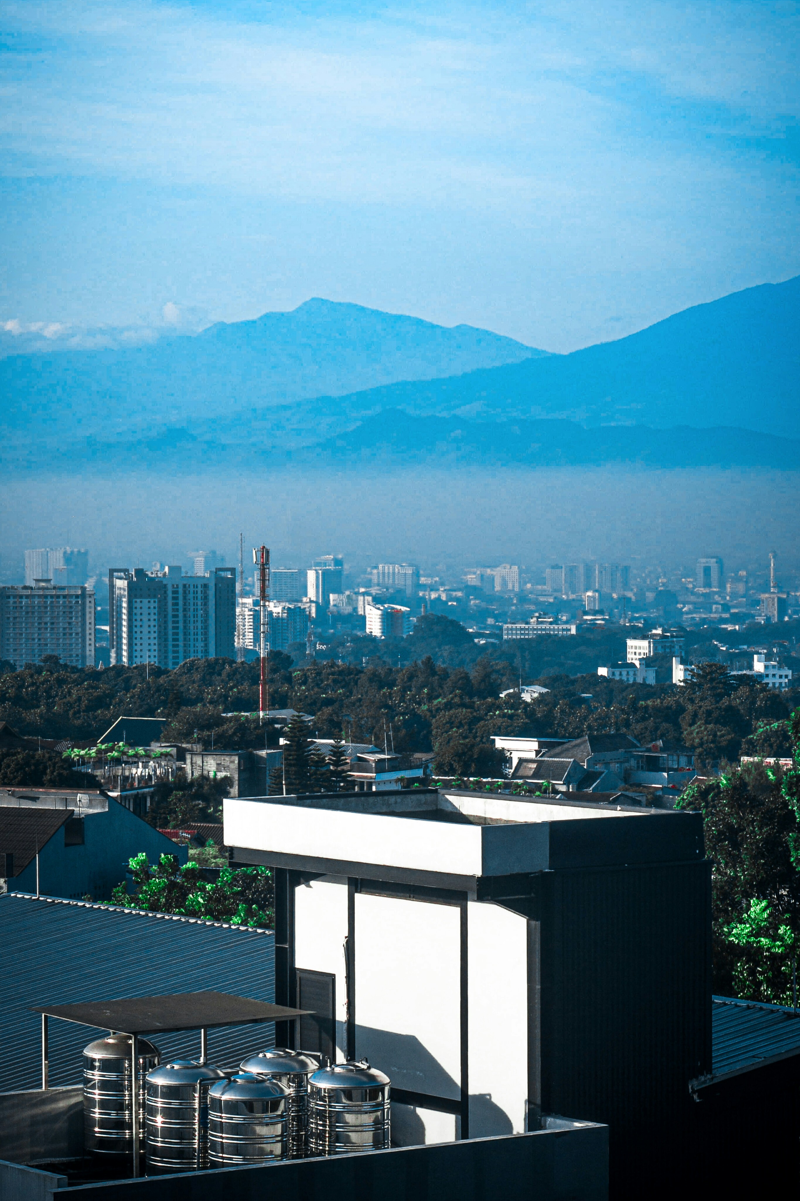 uma vista de uma cidade com montanhas ao fundo