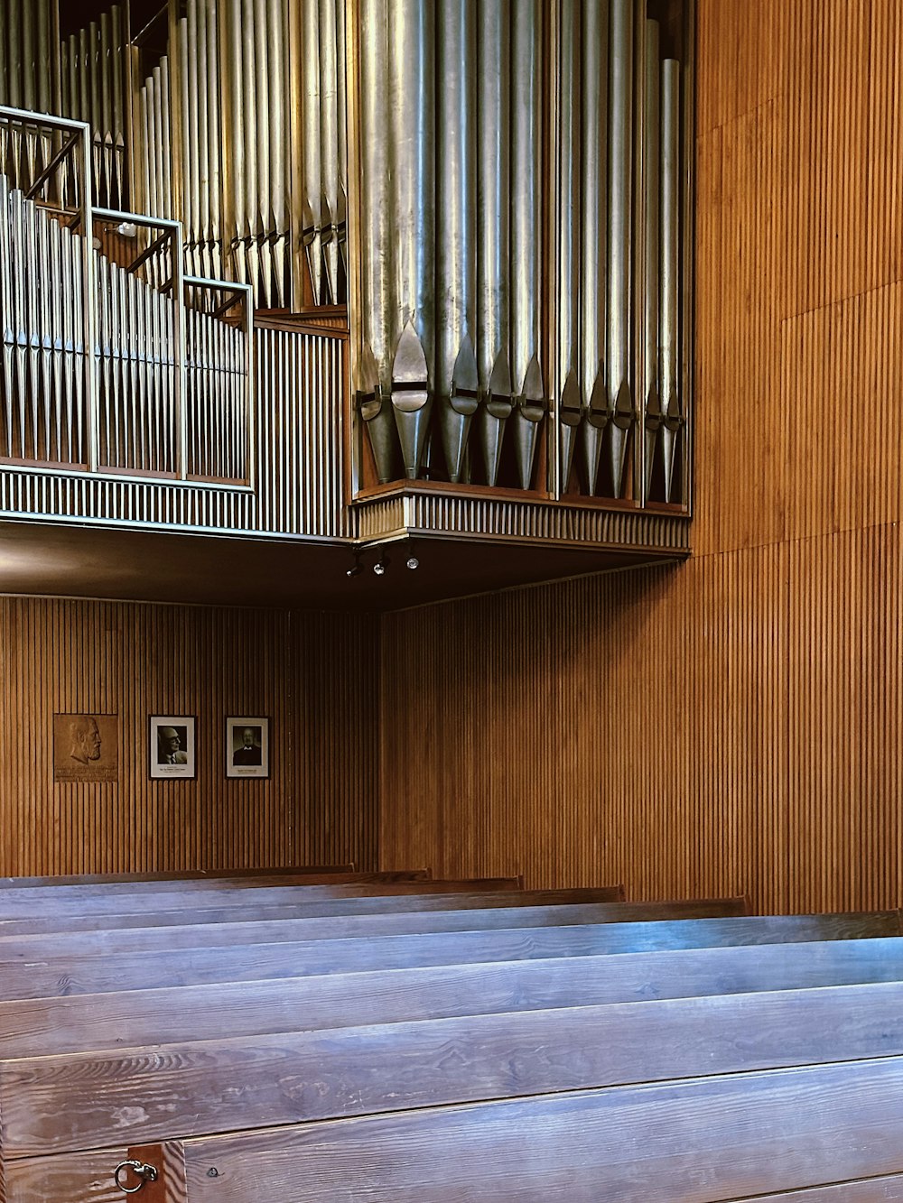 a pipe organ in a church with pews