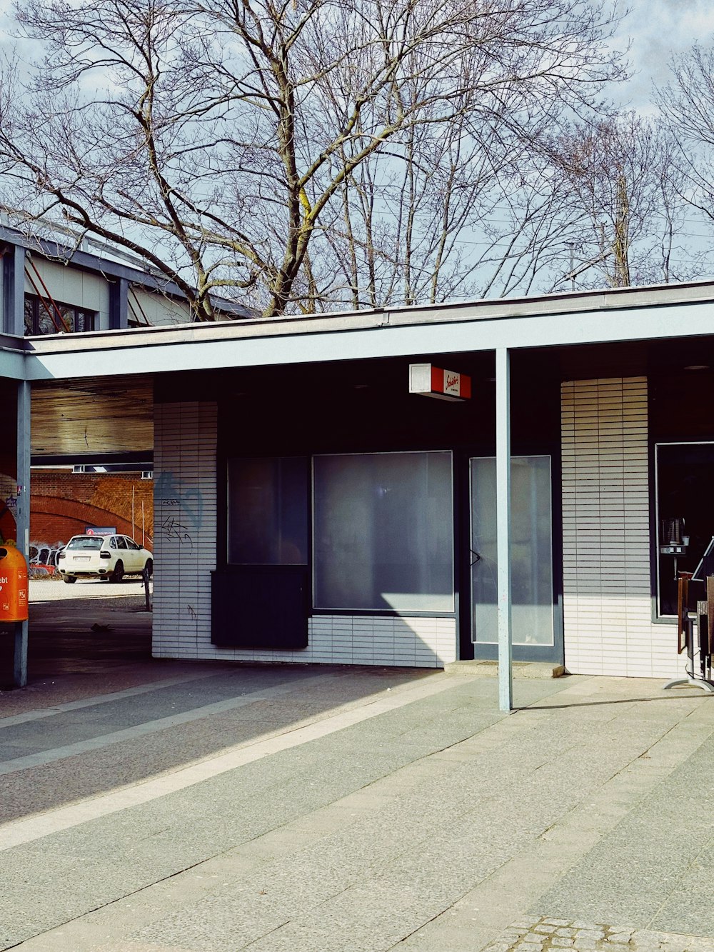 a bus parked in front of a building