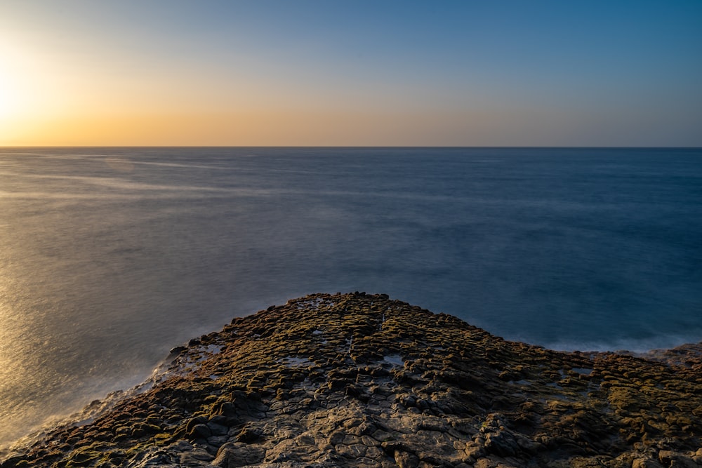 El sol se está poniendo sobre el océano en el horizonte