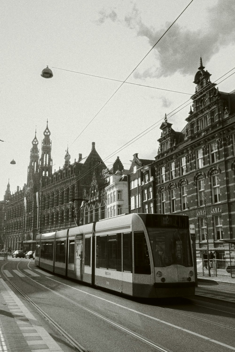 Una foto en blanco y negro de un tren en las vías