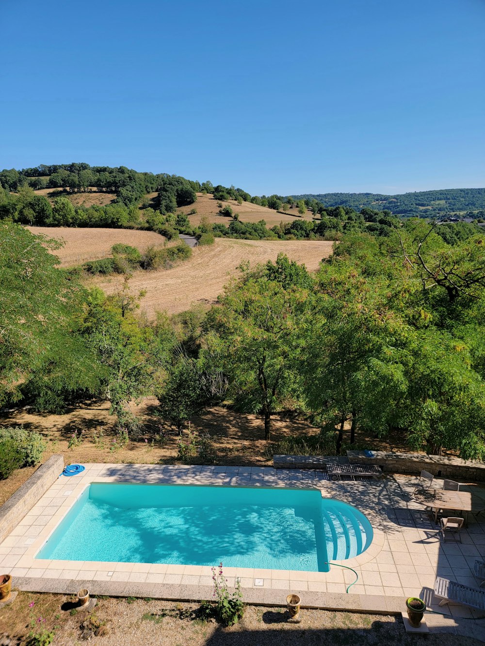 uma piscina no meio de um campo