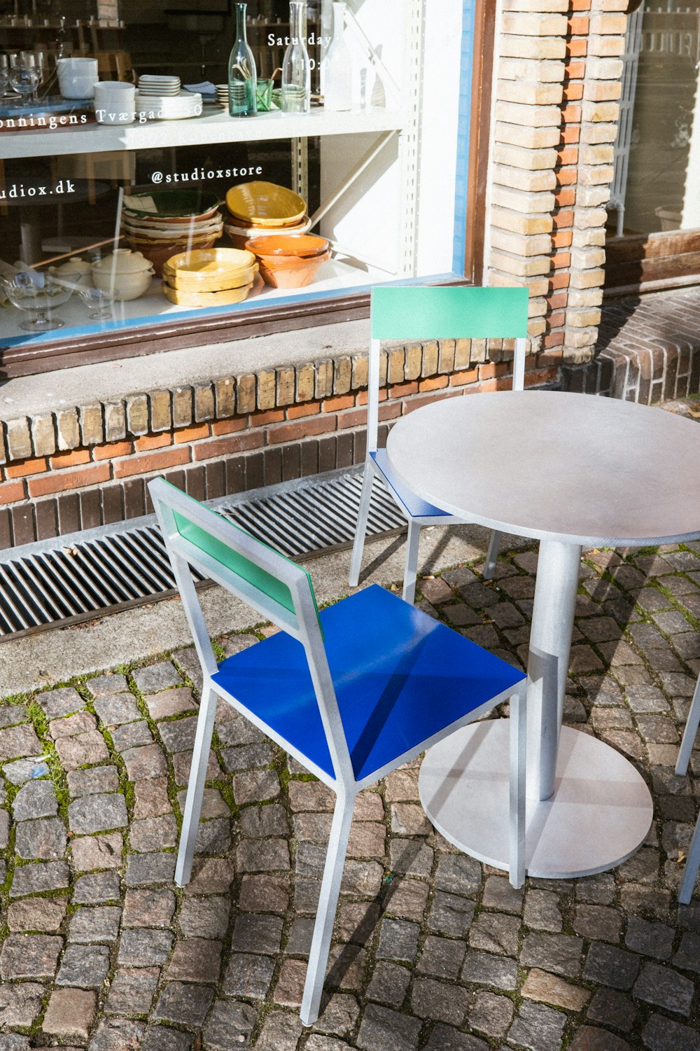 a table and chair outside of a bakery