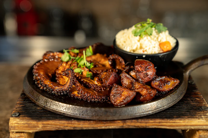 Pulpo a la gallega sobre tabla de madera