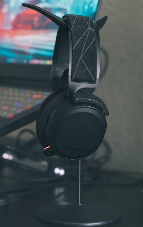 Casque audio posé sur un bureau