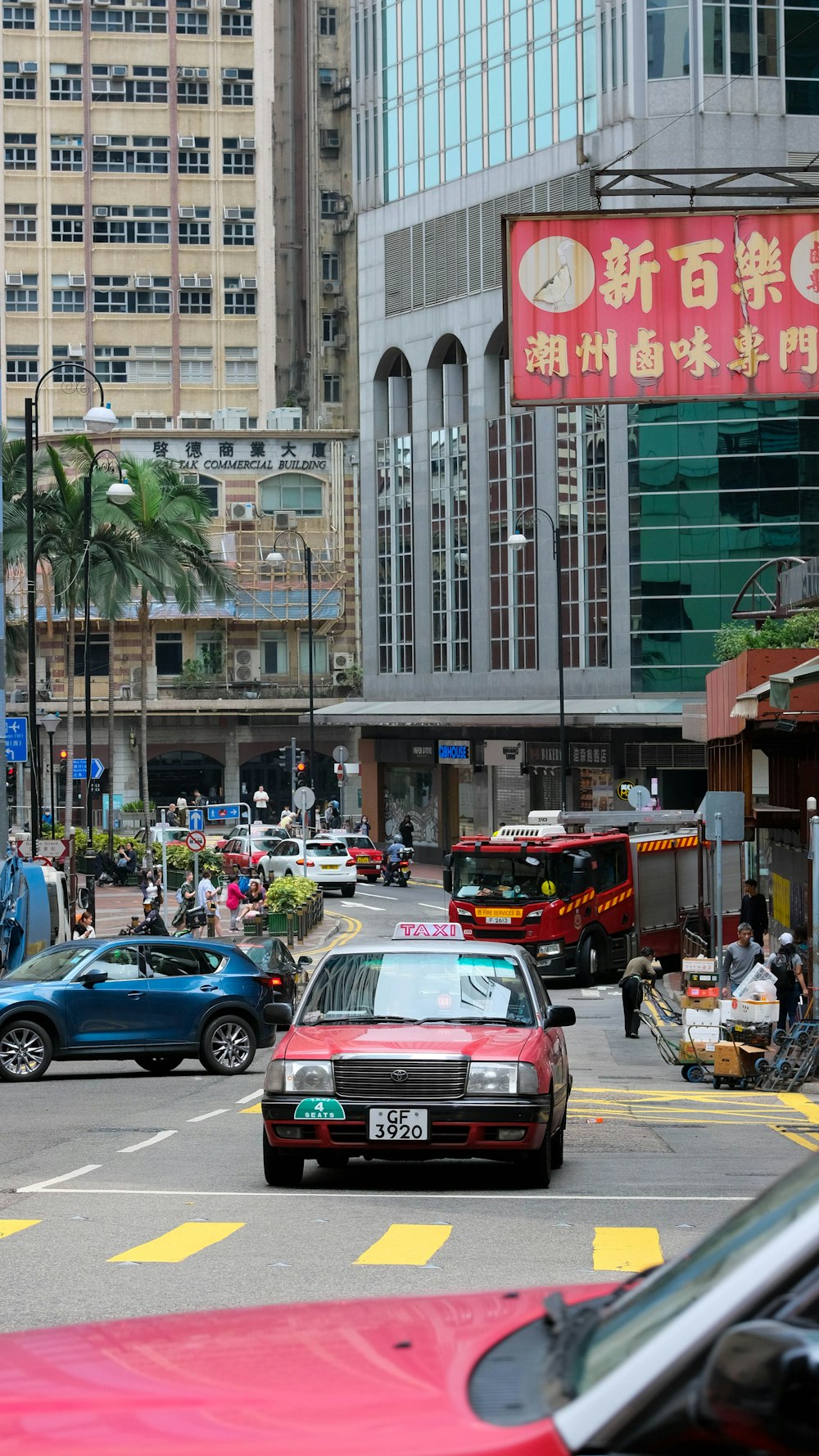 a busy city street filled with lots of traffic