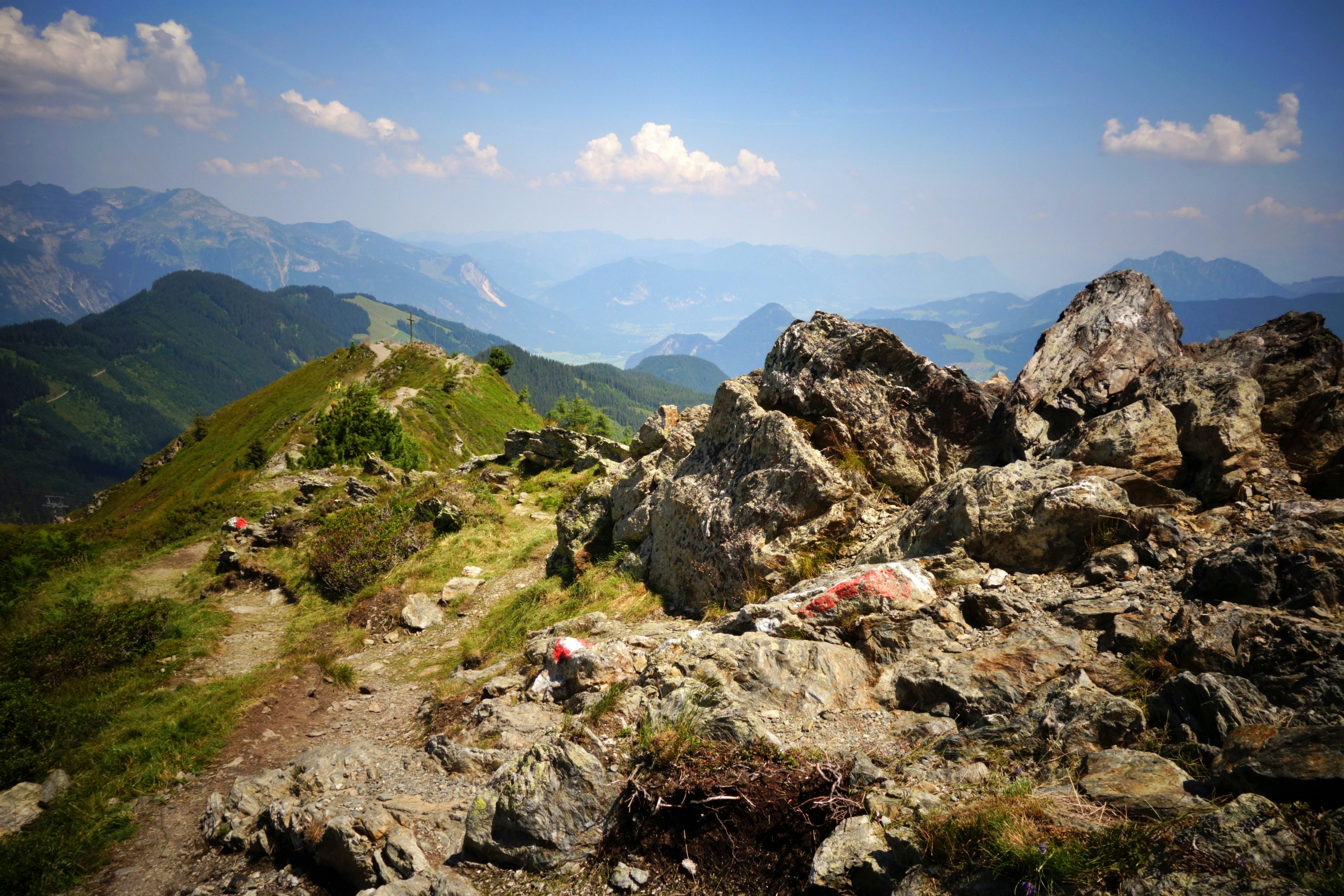 Una vista de una montaña con rocas y hierba en primer plano