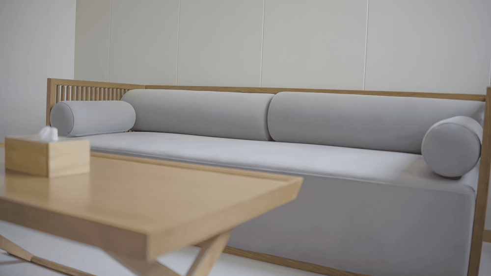 eine Couch und ein Tisch in einem Raum