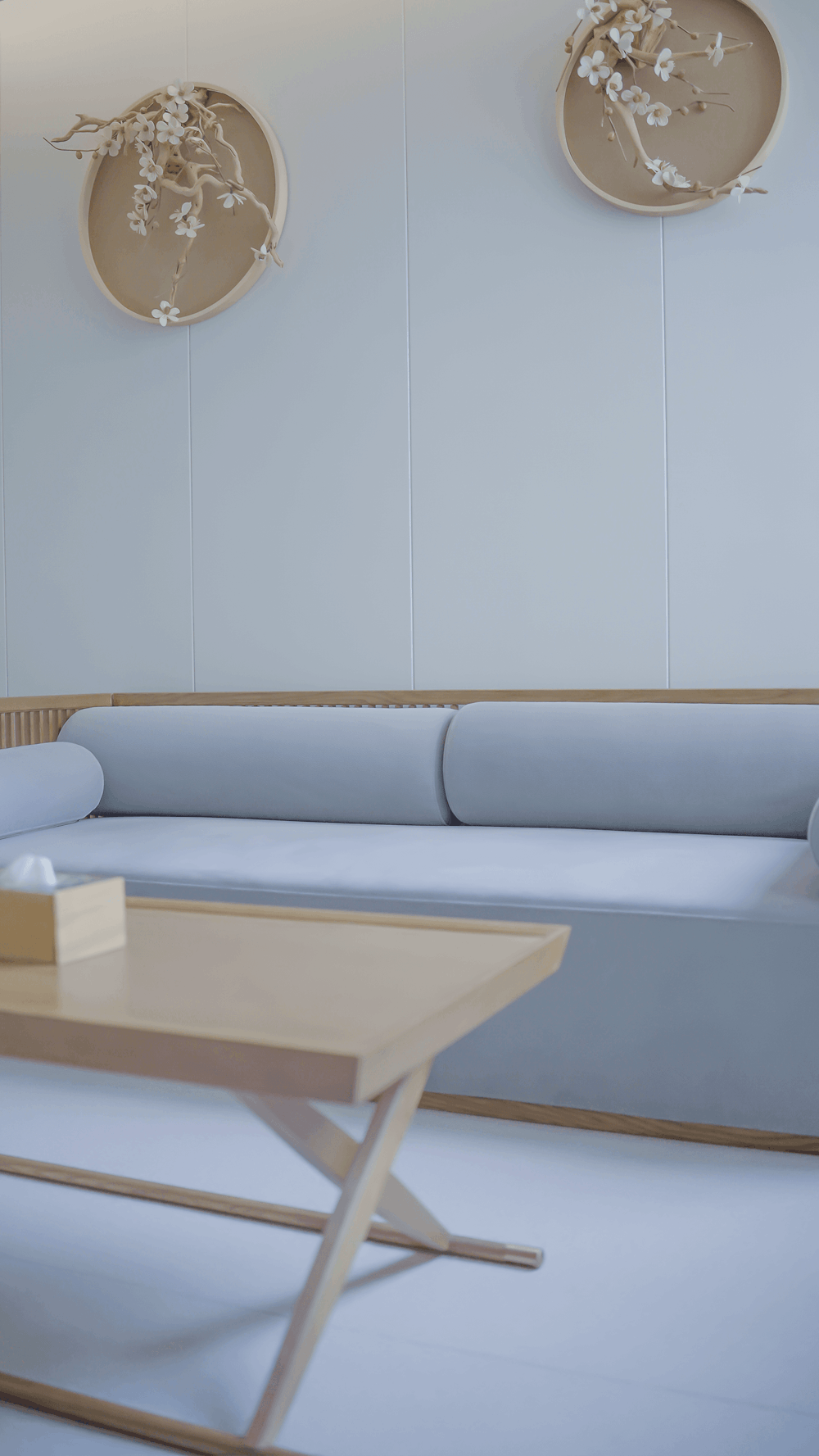 un soggiorno con un divano blu e un tavolino da caffè