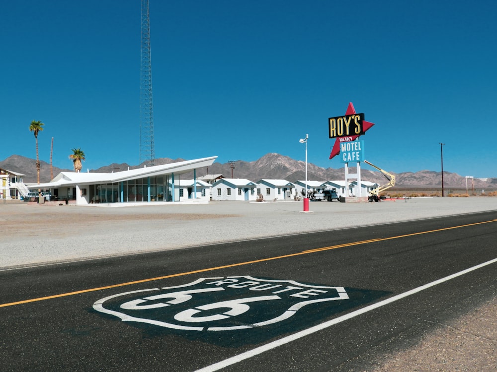 un panneau Route 66 sur le bord d’une route