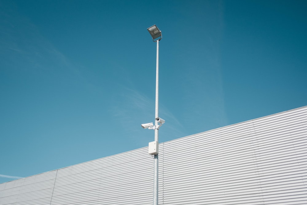 un lampadaire assis sur le côté d’un bâtiment