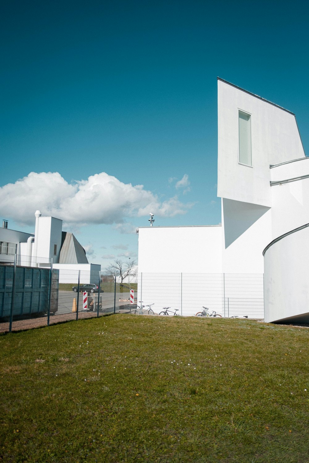 Un gran edificio blanco con un diseño en espiral en su lado