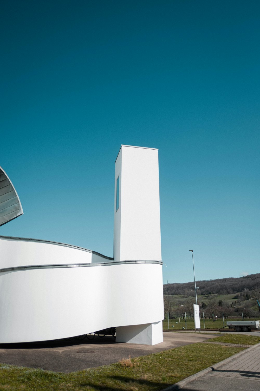 Un gran edificio blanco con un techo curvo