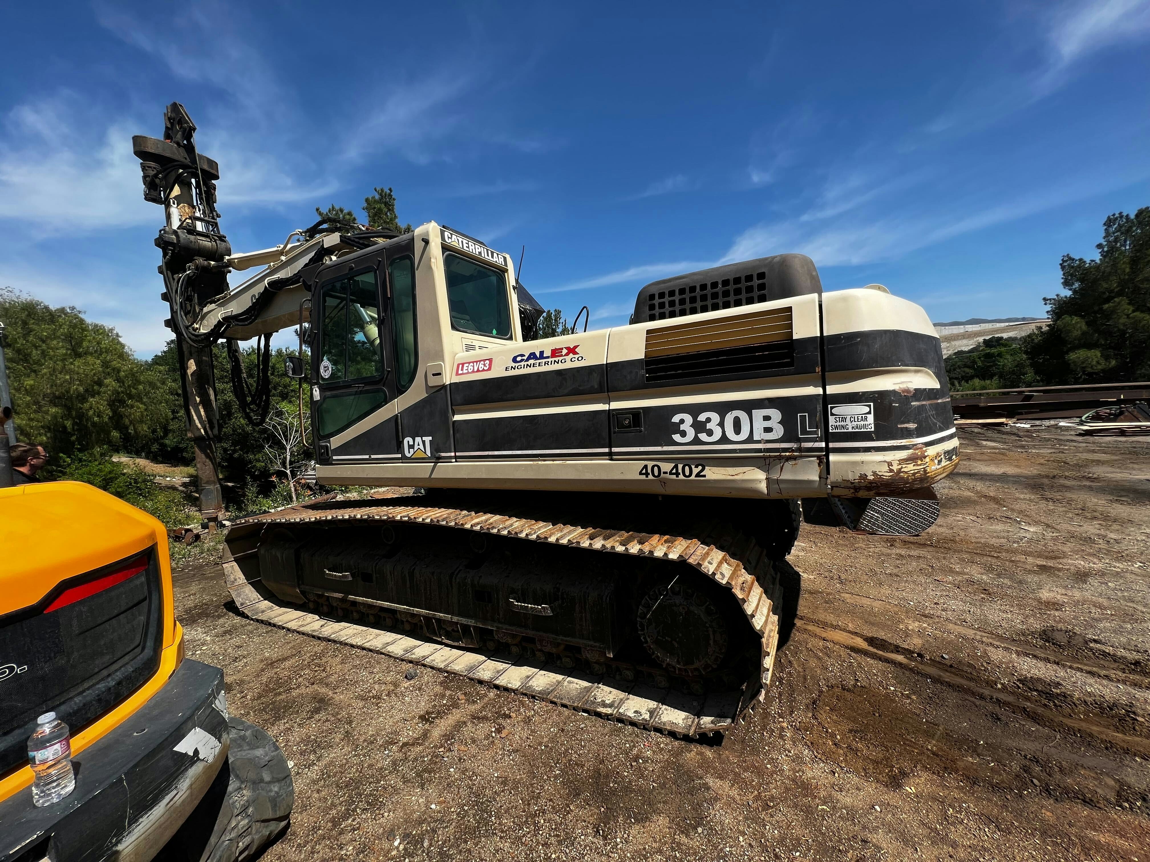 Excavateur Caterpillar sur un chantier de construction en Côte d'Ivoire