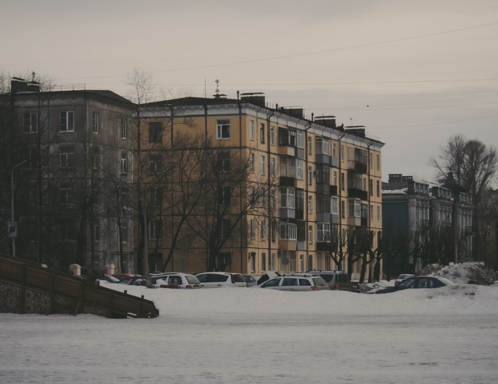 a group of cars parked in front of a building