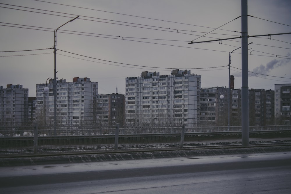 Eine Stadt mit vielen hohen Gebäuden und Stromleitungen