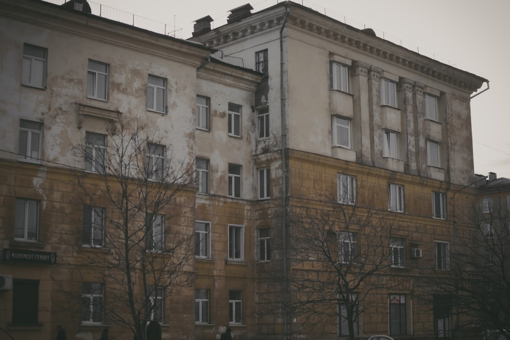 Un vieux bâtiment avec beaucoup de fenêtres