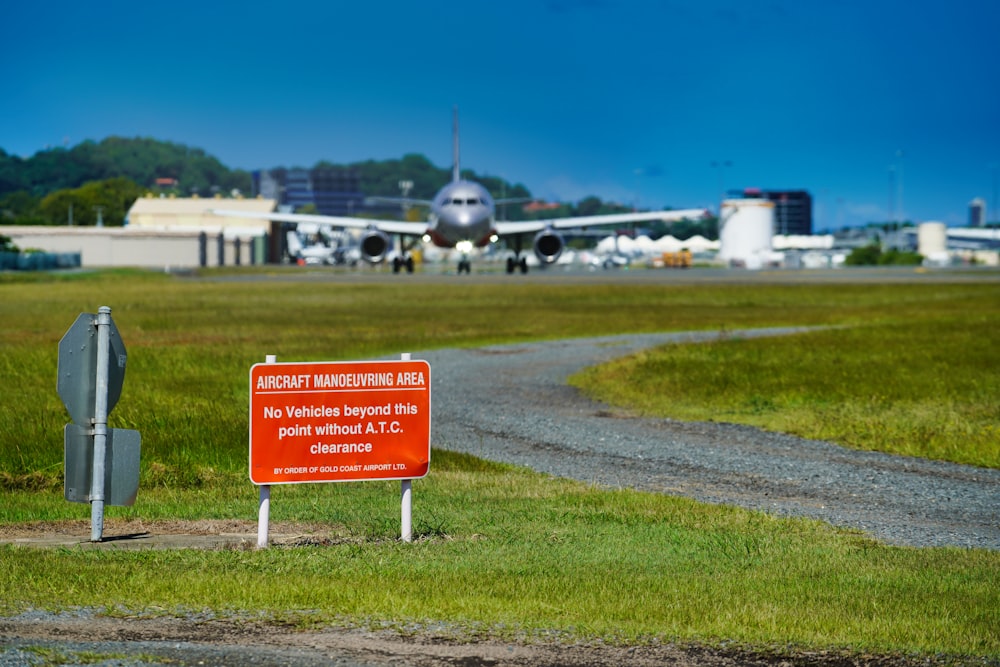 ein rotes Schild auf einem saftig grünen Feld