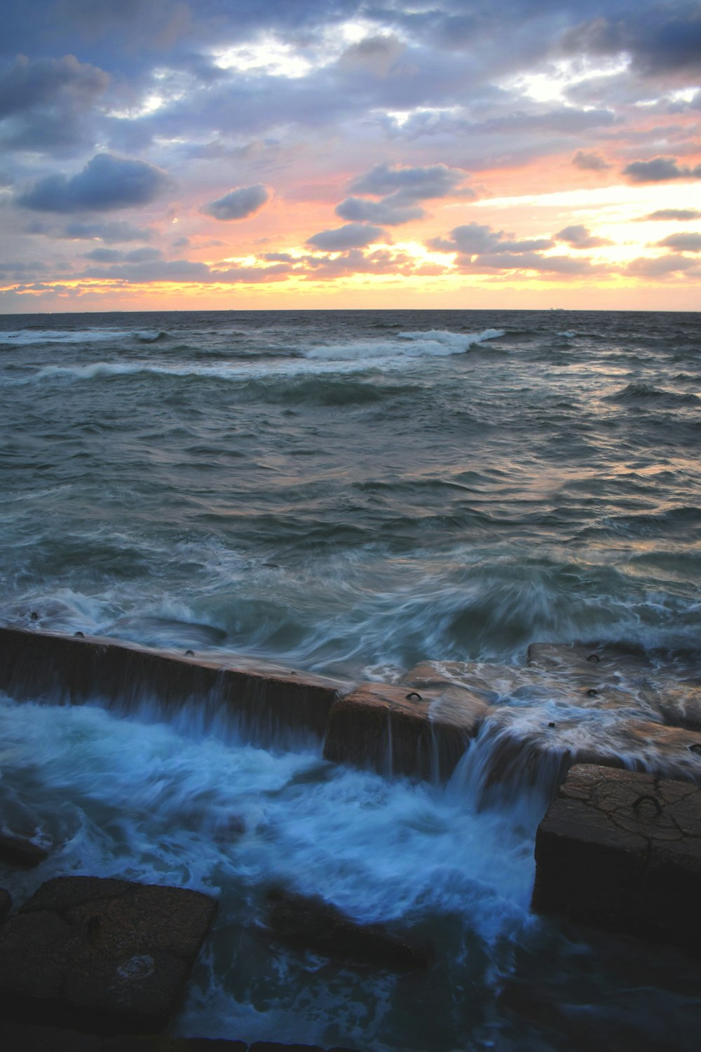 una gran masa de agua con olas que salen de ella