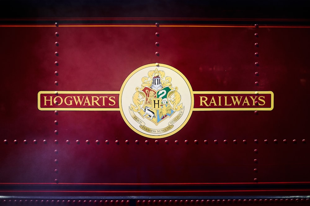 列車の側面にあるホグワーツ魔法魔術学校のロゴ