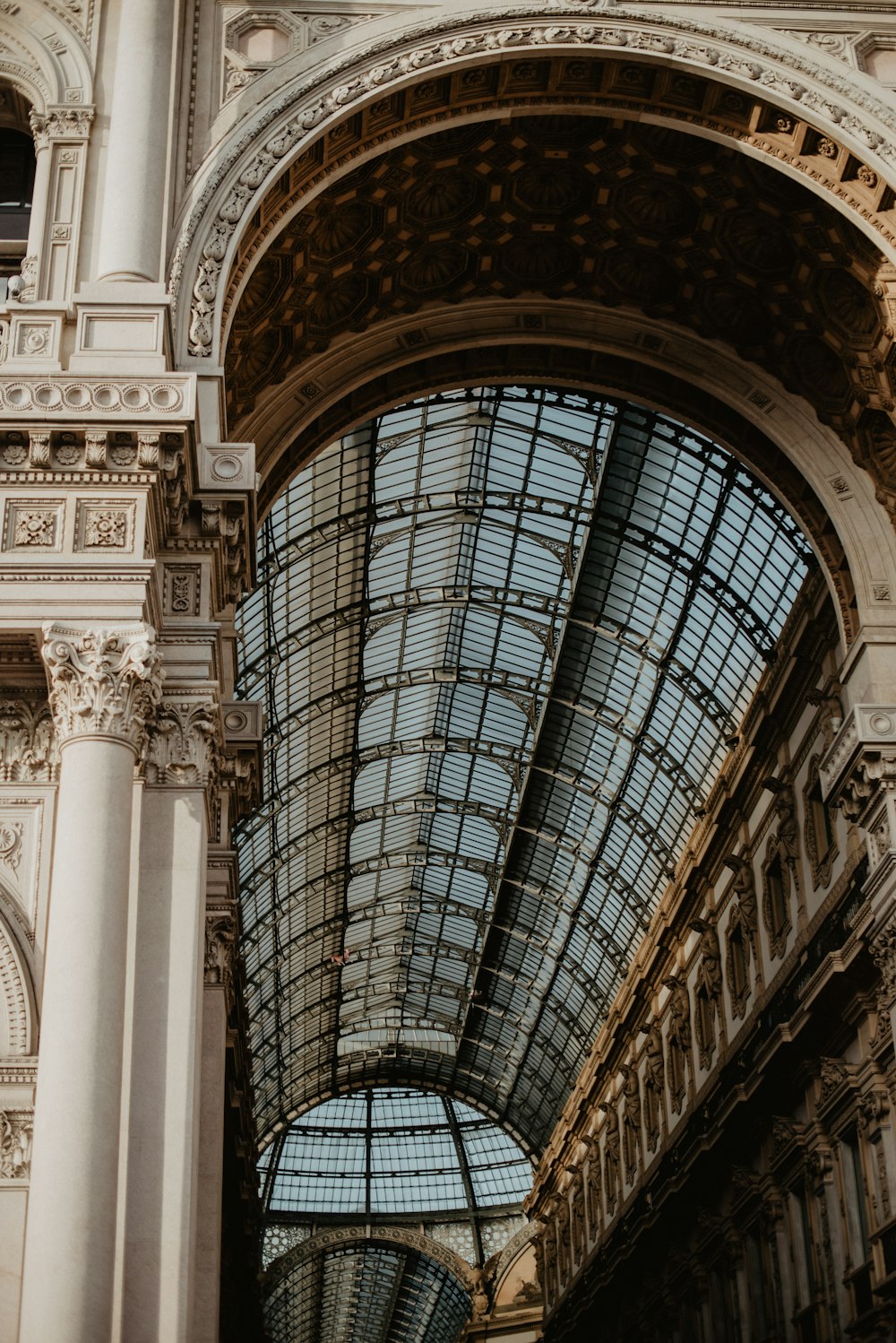 un edificio molto alto con un soffitto di vetro