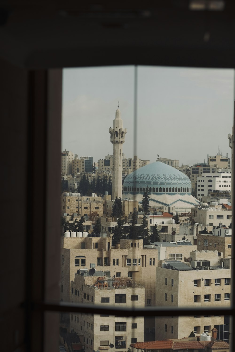 Una vista de una ciudad desde una ventana