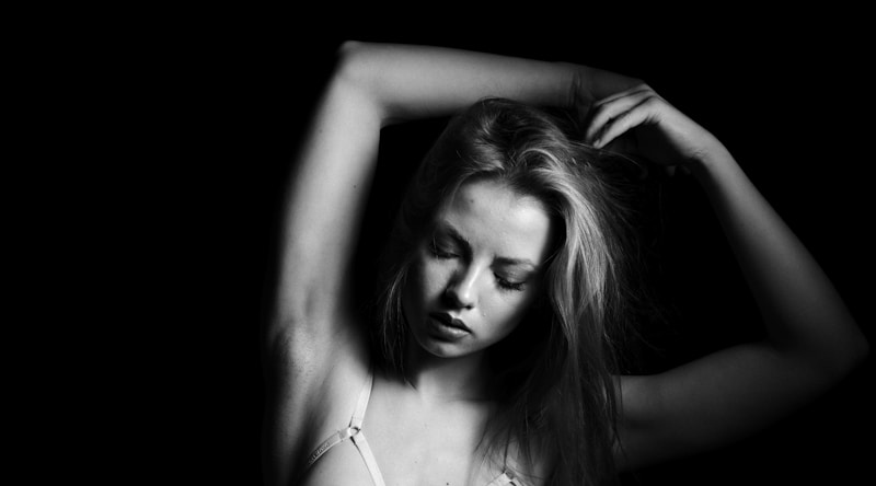 Femme en lingerie élégante jouant avec ses cheveux