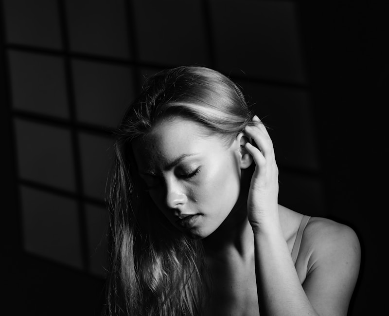 Femme séduisante en noir et blanc